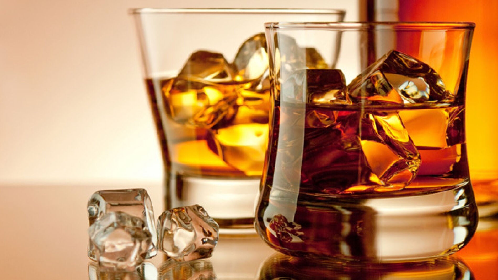 Imagen de archivo de dos bebidas alcoh&oacute;licas