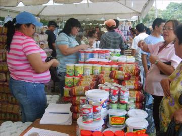 Venezuela venderá alimentos de manera racionada Venezuela venderá alimentos de manera racionada