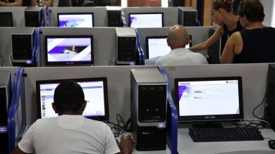 Los cubanos estrenan nuevas salas de internet pero se quejan del precio