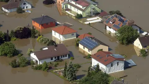 Una vista aérea de las inundaciones en el distrito de Fischerdorf, Alemania Una vista aérea de las inundaciones en el distrito de Fischerdorf, Alemania