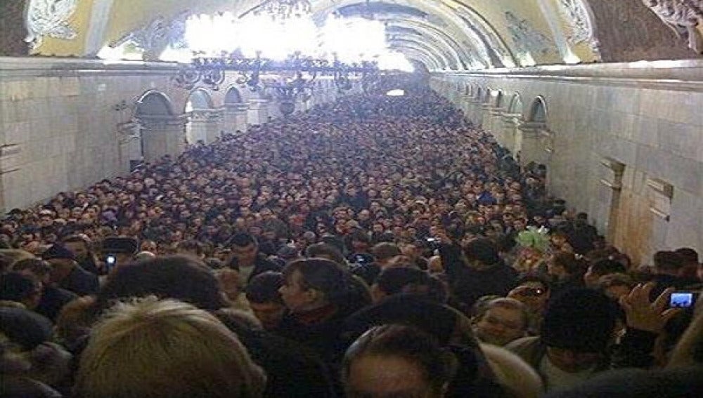 Miles de personas en el metro.