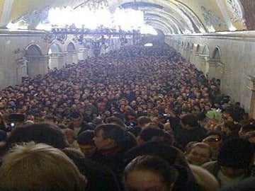 Miles de personas en el metro.