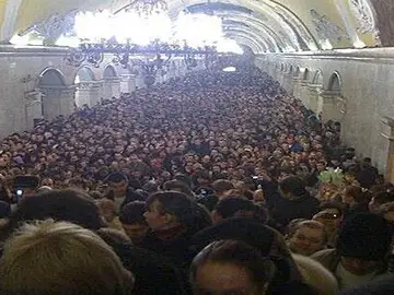 Miles de personas en el metro. Miles de personas en el metro.