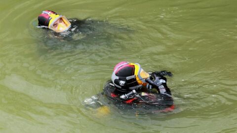 Los buzos buscan en la r&iacute;a de Bilbao