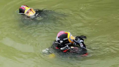Los buzos buscan en la ría de Bilbao Los buzos buscan en la ría de Bilbao