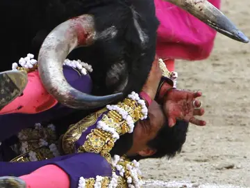El diestro mexicano Sergio Flores sufre una cogida El diestro mexicano Sergio Flores sufre una cogida