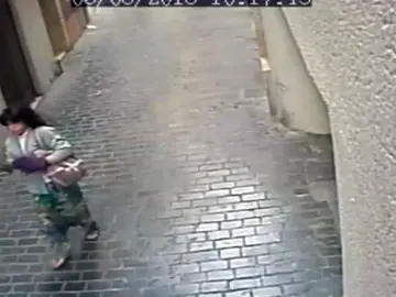 Atracador vestido de mujer captado por una cámara de seguridad Atracador vestido de mujer captado por una cámara de seguridad