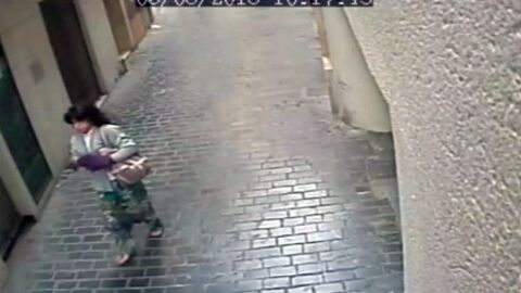 Atracador vestido de mujer captado por una c&aacute;mara de seguridad