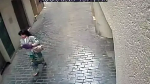 Atracador vestido de mujer captado por una cámara de seguridad Atracador vestido de mujer captado por una cámara de seguridad