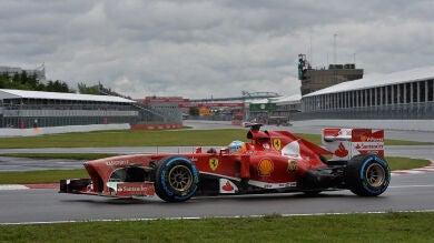 Alonso logra el cuarto mejor tiempo en unos 'húmedos' Libres 1 con Di Resta primero