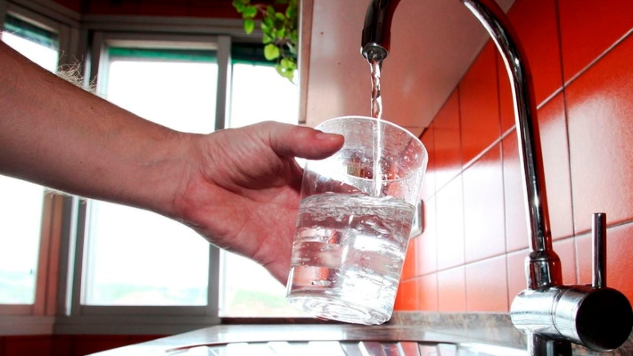 Los expertos demuestran que el agua del grifo es tan sana como la envasada Los expertos demuestran que el agua del grifo es tan sana como la envasada