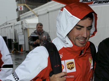 Alonso se protege de la lluvia