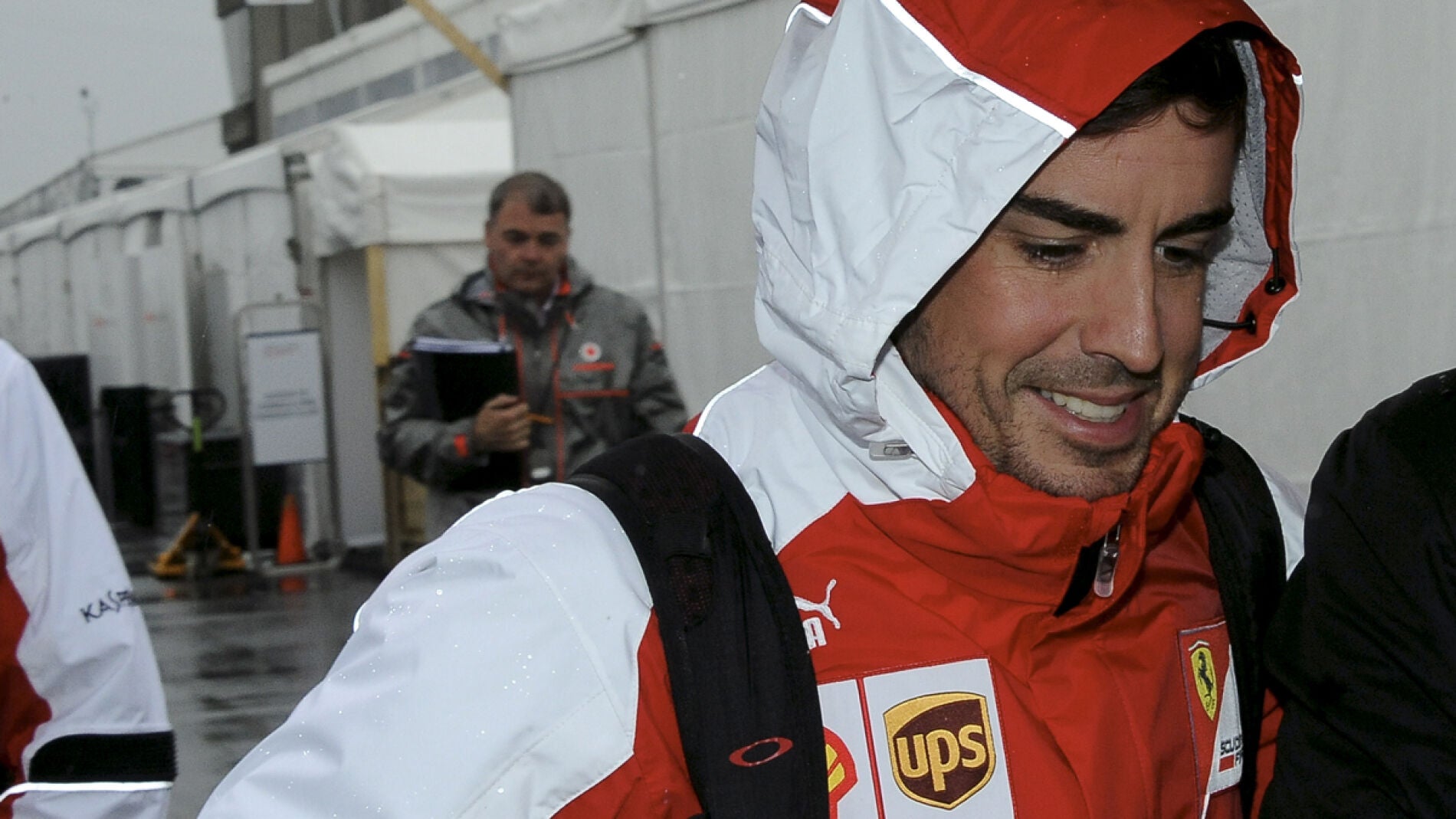 Alonso se protege de la lluvia