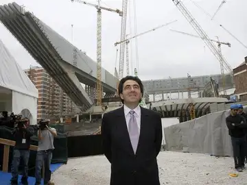 El arquitecto Santiago Calatrava junto a la obra del Palacio de Exposiciones y Congresos de Oviedo en 2006 El arquitecto Santiago Calatrava junto a la obra del Palacio de Exposiciones y Congresos de Oviedo en 2006
