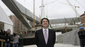 El arquitecto Santiago Calatrava junto a la obra del Palacio de Exposiciones y Congresos de Oviedo en 2006