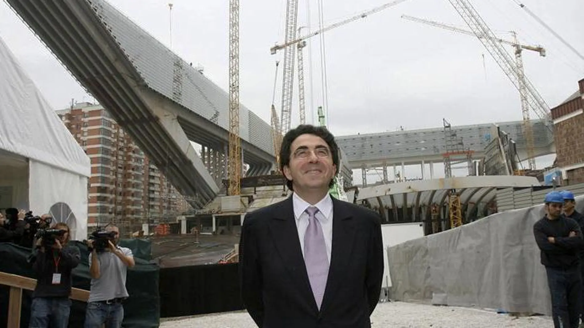 El arquitecto Santiago Calatrava junto a la obra del Palacio de Exposiciones y Congresos de Oviedo en 2006 El arquitecto Santiago Calatrava junto a la obra del Palacio de Exposiciones y Congresos de Oviedo en 2006