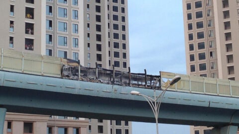 Autob&uacute;s calcina tras incendiarse en China