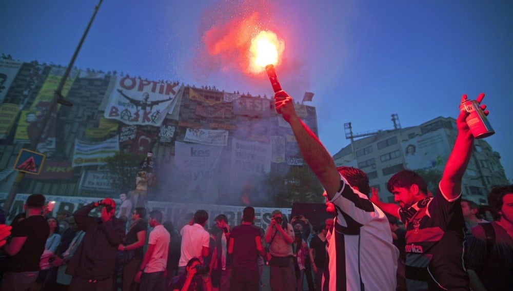 Manifestantes en la plaza Taksim