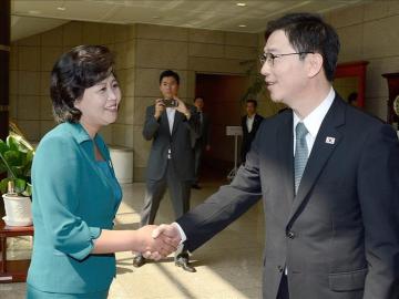 Representantes de las dos Coreas se reúnen en la frontera