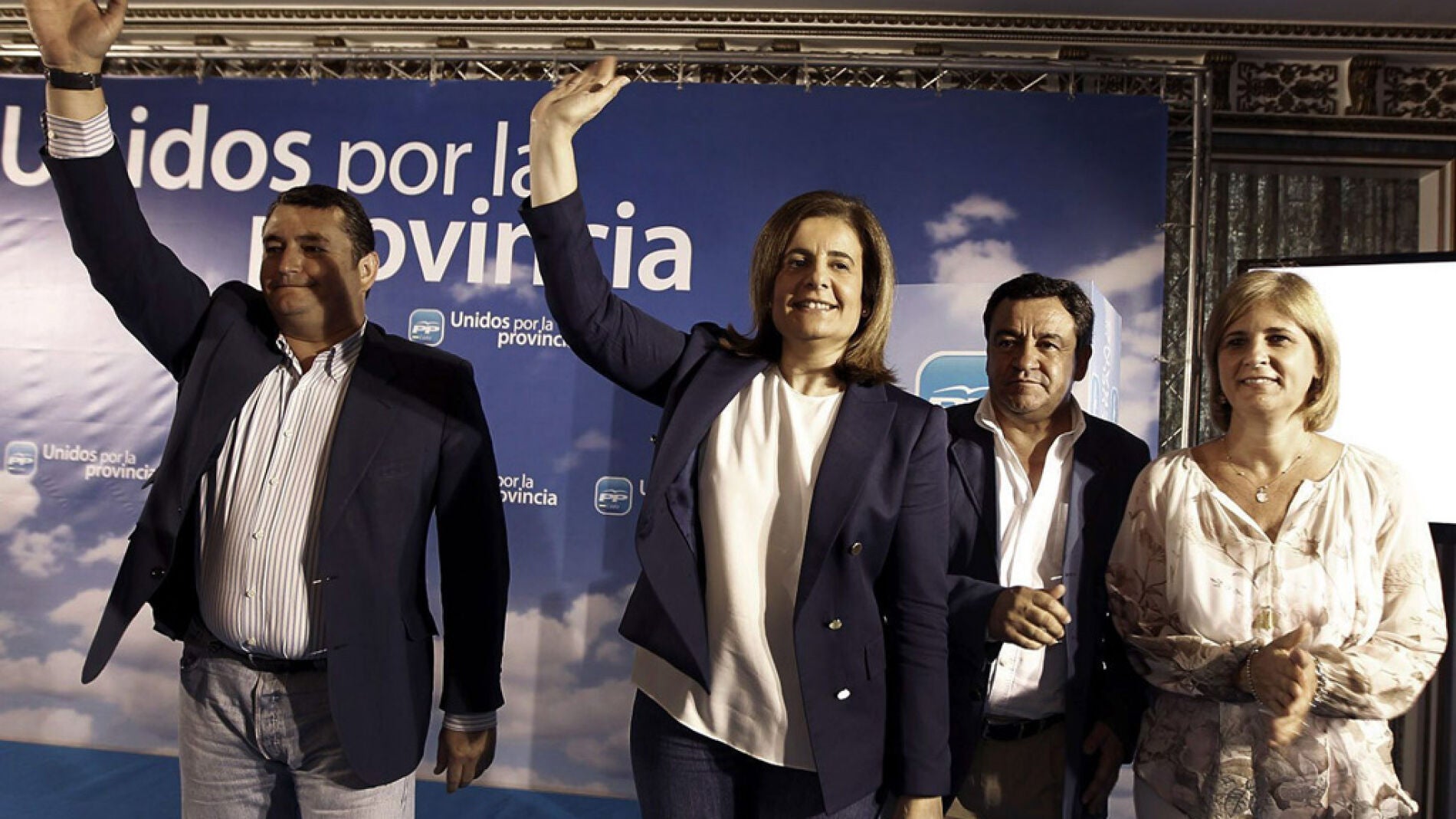 La ministra de Empleo, F&aacute;tima B&aacute;&ntilde;ez, junto al presidente del PP C&aacute;diz, Antonio Sanz