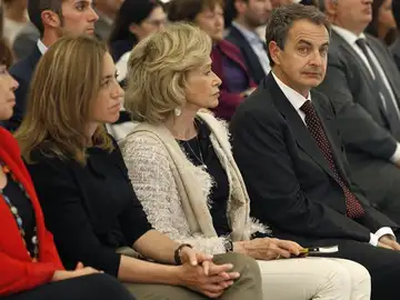 Zapatero junto con De la Vega y Chacón Zapatero junto con De la Vega y Chacón