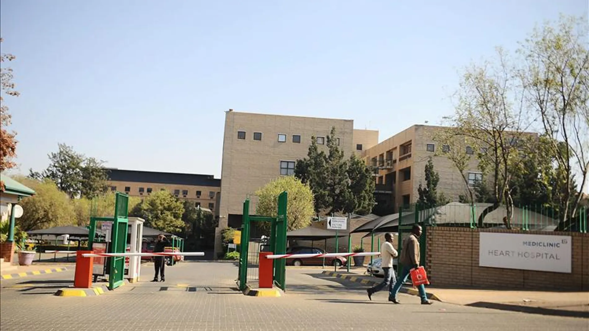 Mandela permanece en el hospital Mandela permanece en el hospital