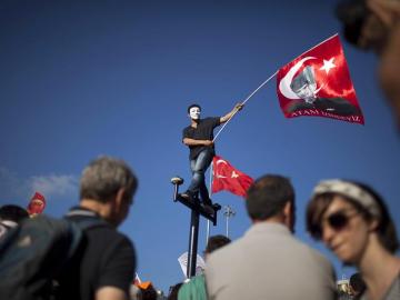 Un manifestante en Estambul
