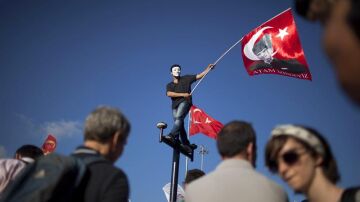 Un manifestante en Estambul