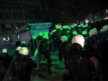 La policía irrumpe en la plaza Taksim con gases lacrimógenos para reprimir las protestas