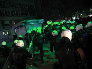 La policía irrumpe en la plaza Taksim con gases lacrimógenos para reprimir las protestas La policía irrumpe en la plaza Taksim con gases lacrimógenos para reprimir las protestas