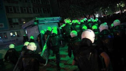 La polic&iacute;a irrumpe en la plaza Taksim con gases lacrim&oacute;genos para reprimir las protestas