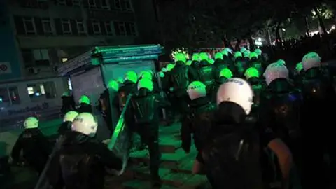 La policía irrumpe en la plaza Taksim con gases lacrimógenos para reprimir las protestas La policía irrumpe en la plaza Taksim con gases lacrimógenos para reprimir las protestas
