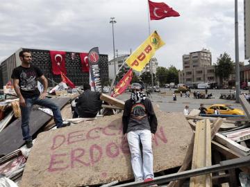 Dos activistas permanecen en una barricada situada a la entrada del parque Gezi en Estambul