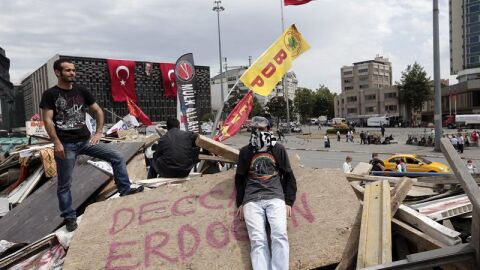 Dos activistas permanecen en una barricada situada a la entrada del parque Gezi en Estambul