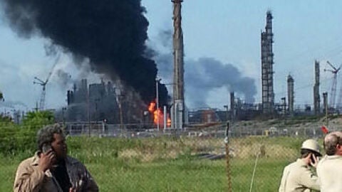 Imagen de la planta qu&iacute;mica de Geimar tras las explosiones