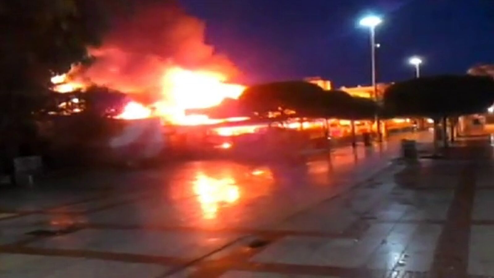 Un espectacular incendio devora el local de un centro comercial en Las Palmas