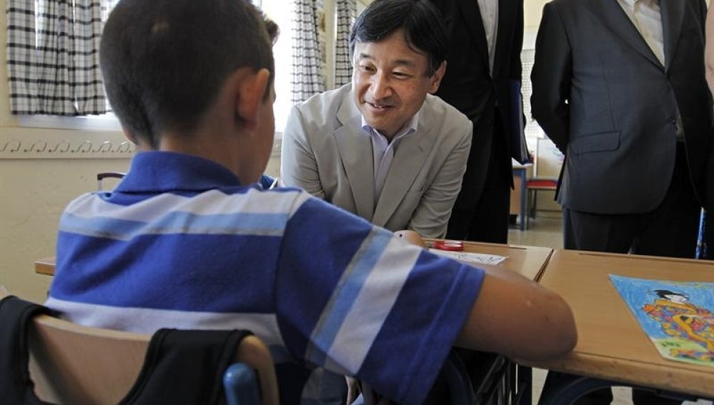 Naruhito en un colegio de Coria del Río.