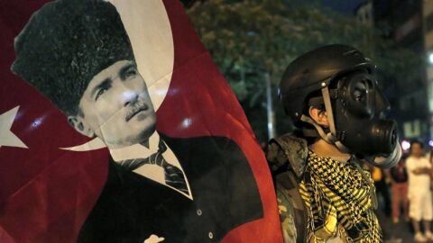  Un activista con una m&aacute;scara en Estambul