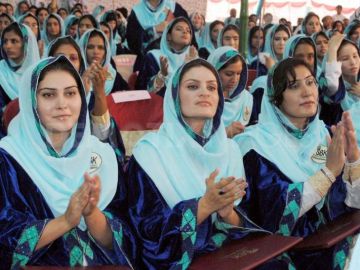 Estudiantes de la Universidad Sardar Bahadur Khan