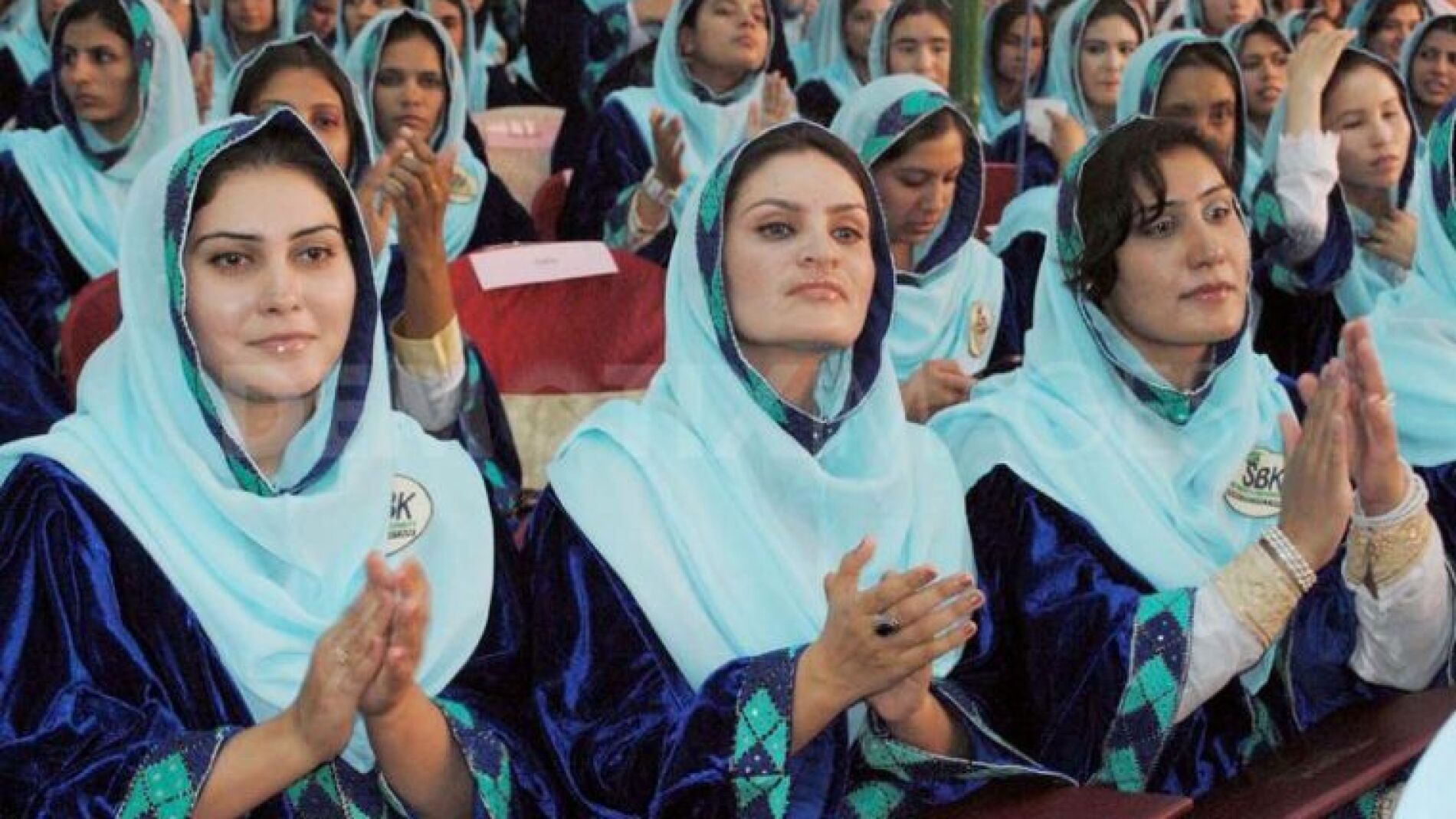 Estudiantes de la Universidad Sardar Bahadur Khan