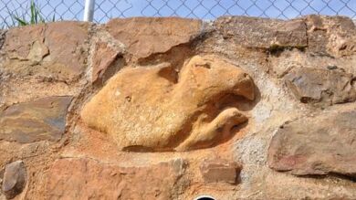 Usan una escultura romana como material de construcción para una valla