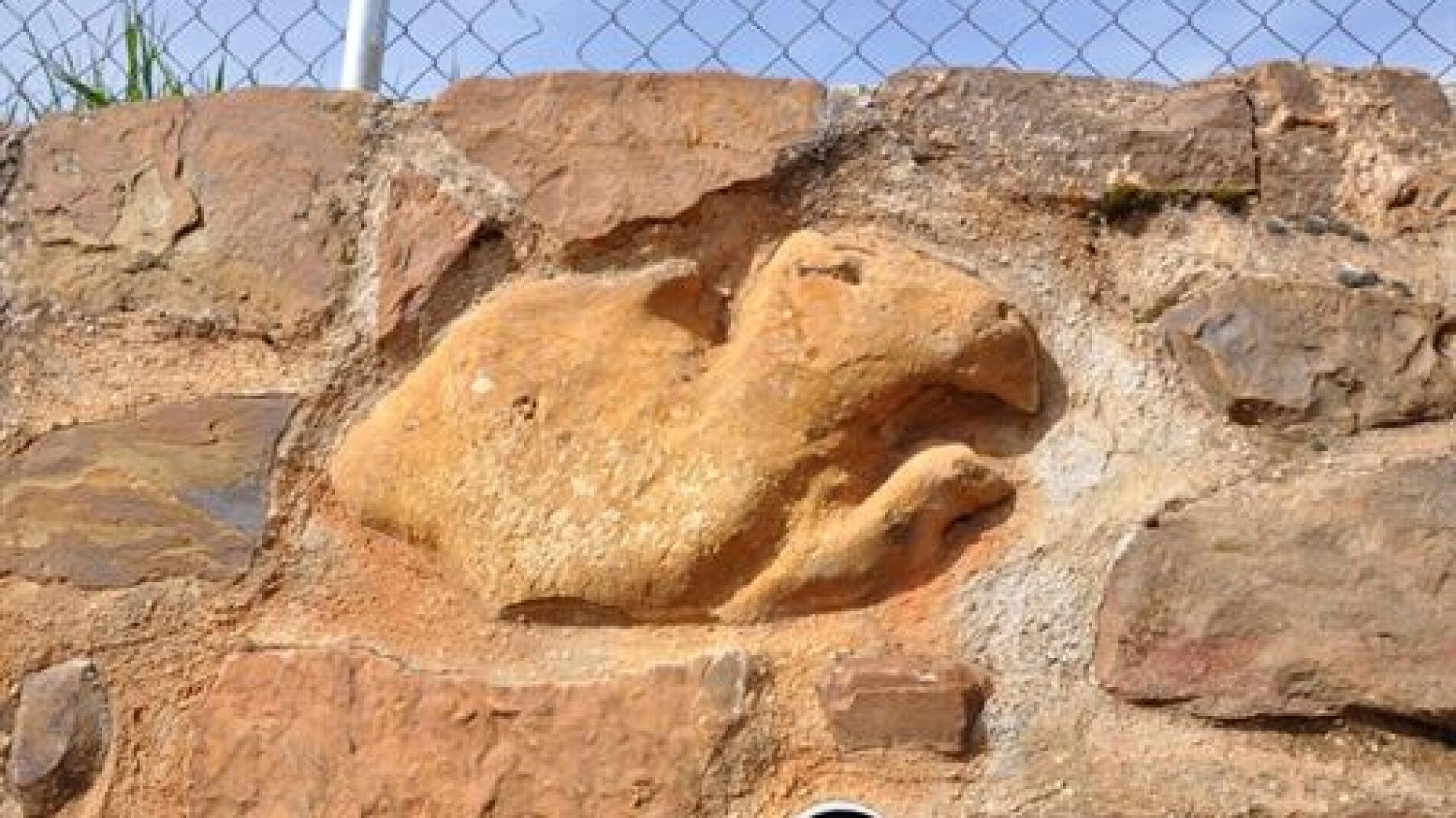 Usan una escultura romana como material de construcci&oacute;n para una valla