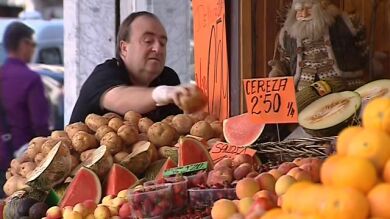 El Ayuntamiento de Valencia quiere evitar que las fruterías se adueñen de la acera bajo amenaza de multa