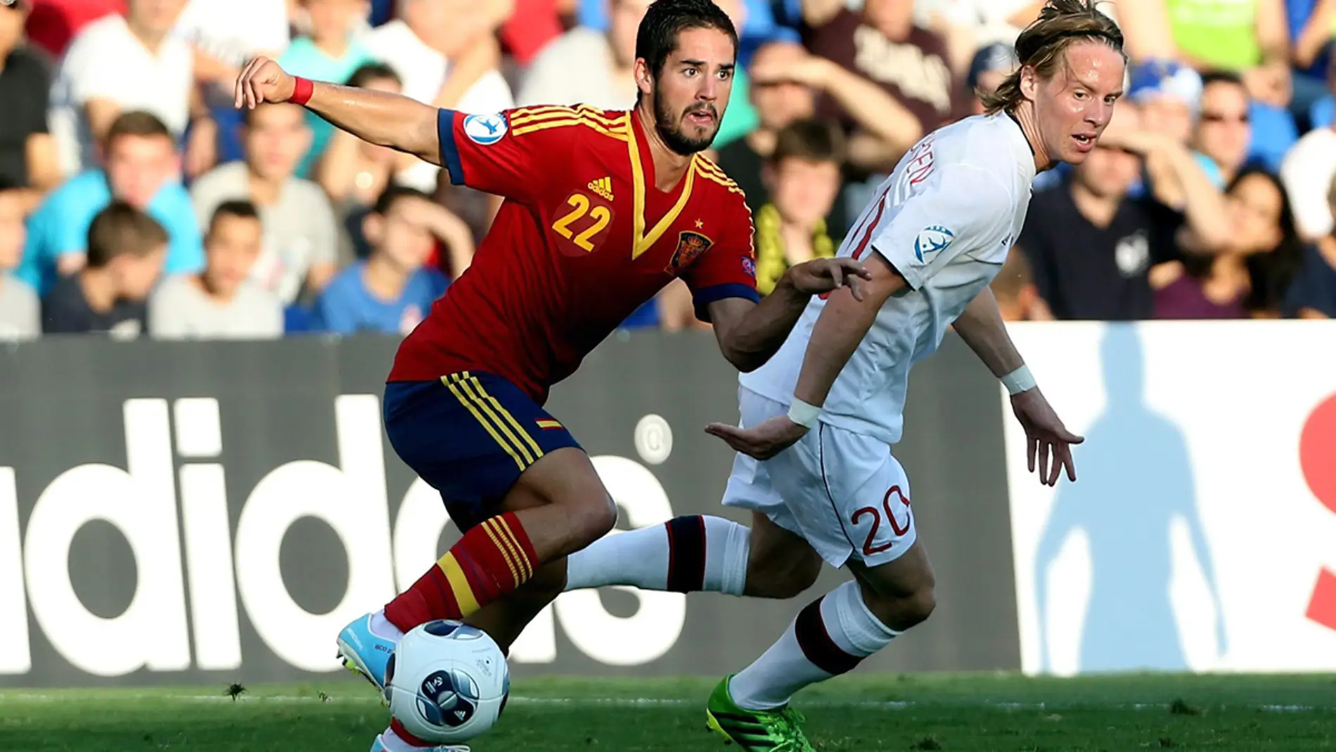 Isco en un lance del partido ante Noruega