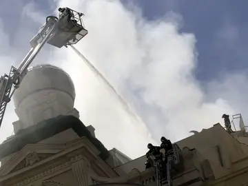 Intentan sofocar el incendio desde todos los ángulos Intentan sofocar el incendio desde todos los ángulos