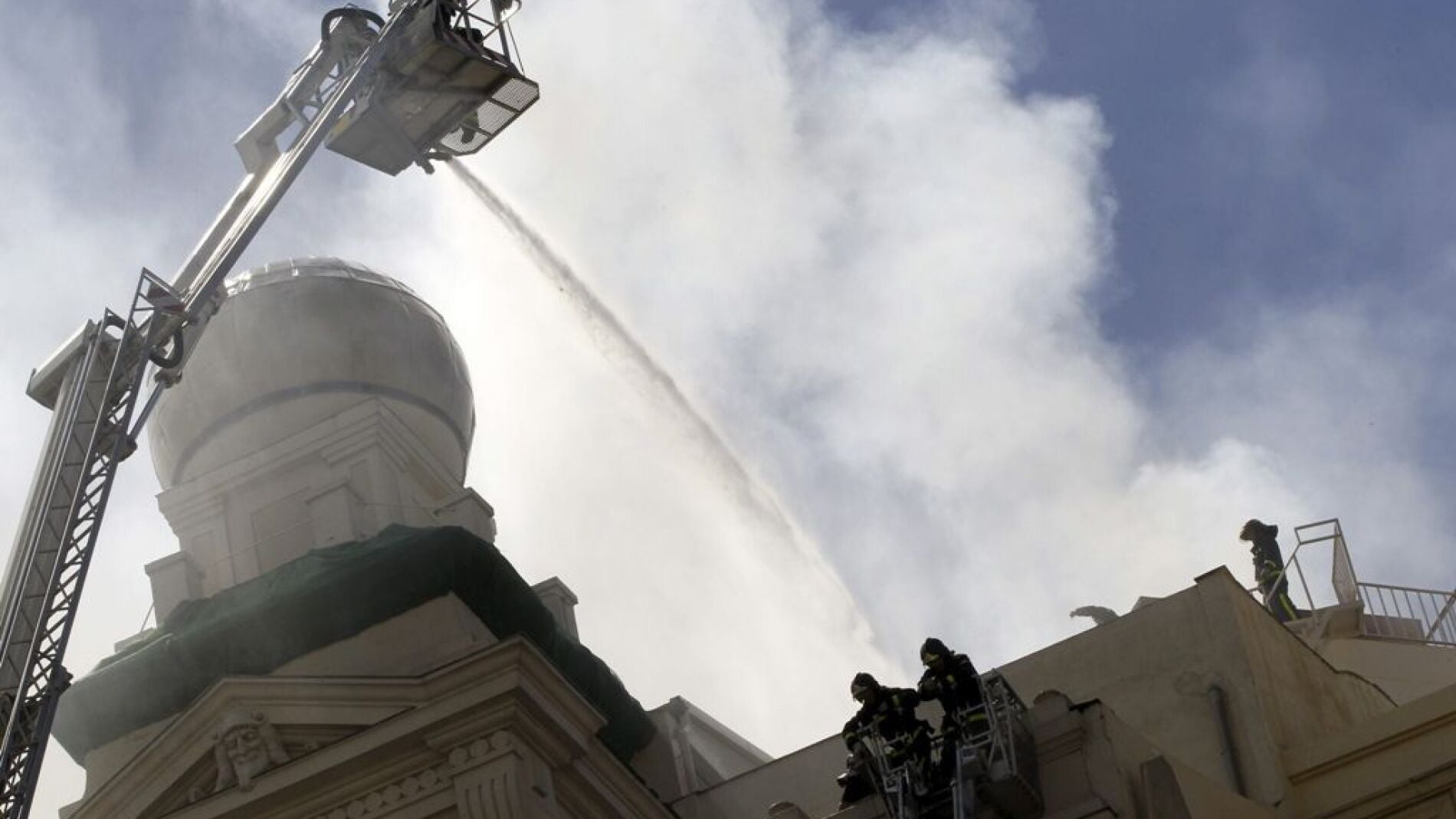 Intentan sofocar el incendio desde todos los &aacute;ngulos