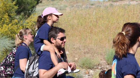 Un ni&ntilde;a en brazos de su padre en De Marcha con El Estir&oacute;n