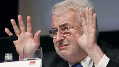 CEOE considera excesivos los cuatro días de permiso por defunción de un familiar 