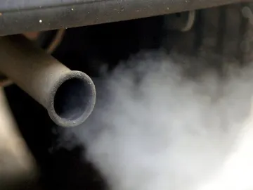 Un tubo de escape de un coche Un tubo de escape de un coche