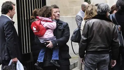 Un padre recoge a su hija en el colegio Un padre recoge a su hija en el colegio